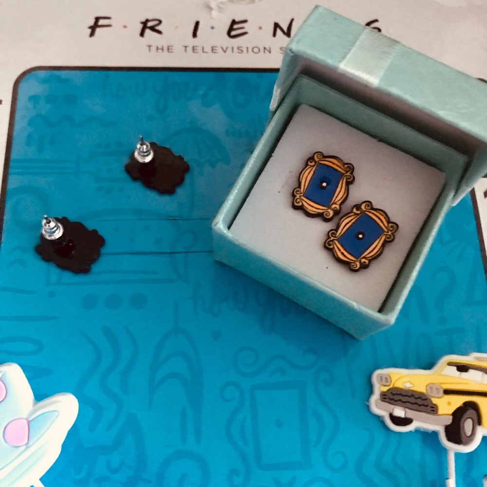 NWOT FRIENDS TV SERIES EARRINGS